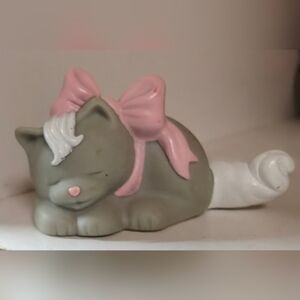 Fisher Price Loving Family Dollhouse Gray Sleeping Pet Kitten Cat Pink Bow